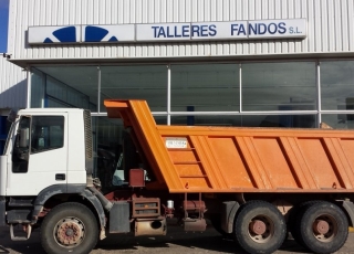 Dumper de ocasión, marca IVECO modelo MP380E38H, 6x4, del año 2002, con caja Meiller Kipper.