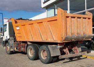 Dumper de ocasión, marca IVECO modelo MP380E38H, 6x4, del año 2002, con caja Meiller Kipper.