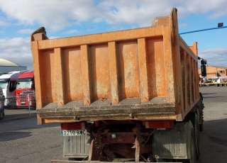 Dumper de ocasión, marca IVECO modelo MP380E38H, 6x4, del año 2002, con caja Meiller Kipper.