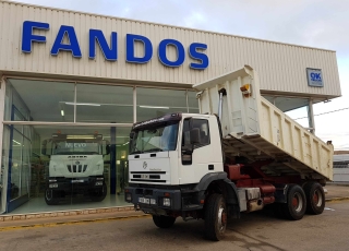 Dumper de ocasion IVECO MP380E42W 6x6 con tracción total.