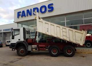 Dumper de ocasion IVECO MP380E42W 6x6 con tracción total.