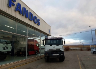 Dumper de ocasion IVECO MP380E42W 6x6 con tracción total.