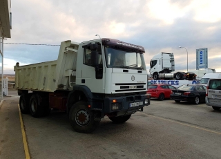 Dumper de ocasion IVECO MP380E42W 6x6 con tracción total.