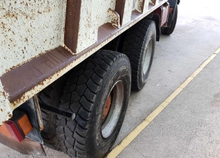 Dumper de ocasion IVECO MP380E42W 6x6 con tracción total.