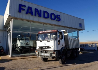 Dumper de ocasion IVECO MP380E42W 6x6 con tracción total.