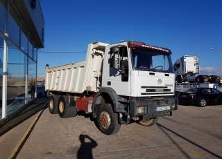 Dumper de ocasion IVECO MP380E42W 6x6 con tracción total.