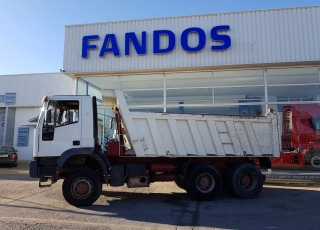 Dumper de ocasion IVECO MP380E42W 6x6 con tracción total.