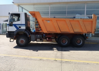 Dumper IVECO MP380E44W, 6x6, manual, año 2003, 309.591km, con caja Meiller Kipper