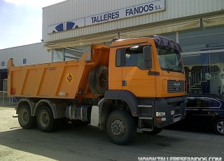 Dumper MAN 33.360 FDAK, 6X6, no es common rail, año 2004, 235.800km.