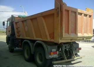 Dumper MAN 33.360 FDAK, 6X6, no es common rail, año 2004, 235.800km.