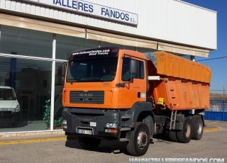 Dumper MAN TG 390A, 6x6, con caja Meiller, año 2004, 196.042km, manual, en buen estado.