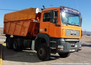 Dumper MAN TG 390A, 6x6, con caja Meiller, año 2004, 196.042km, manual, en buen estado.