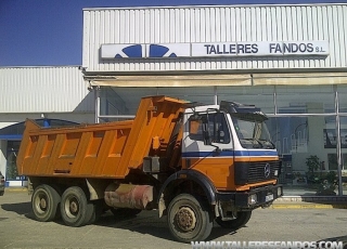 Camión dumper Mercedes 2629AK, 6x6, del año 1991, con enganche.