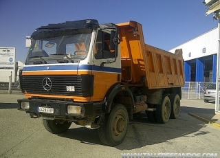 Camión dumper Mercedes 2629AK, 6x6, del año 1991, con enganche.