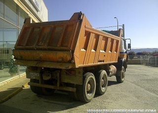 Camión dumper Mercedes 2629AK, 6x6, del año 1991, con enganche.