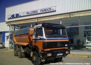 Camion dumper Mercedes  2635AK, 6x6, del año 1991.