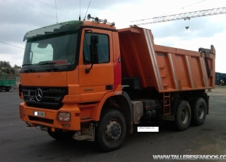 Dumper Mercedes 33.50, 6x4, del año 2006