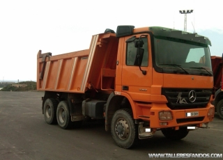 Dumper Mercedes 33.50, 6x4, del año 2006