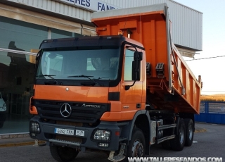 Camión dumper Mercedes 3336.AK, 6x6 del año 2007 (Chasis L183223), 141.000km, cambio telingent de 3 pedales, caja Meiller Kipper, en muy buen estado.