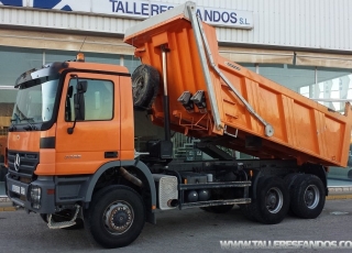 Camión dumper Mercedes 3336.AK, 6x6 del año 2007 (Chasis L183223), 141.000km, cambio telingent de 3 pedales, caja Meiller Kipper, en muy buen estado.