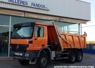 Camión dumper Mercedes 3336.AK, 6x6 del año 2007 (Chasis L183223), 141.000km, cambio telingent de 3 pedales, caja Meiller Kipper, en muy buen estado.