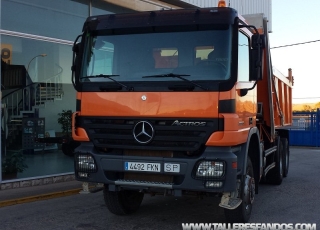 Camión dumper Mercedes 3336.AK, 6x6 del año 2007 (Chasis L183223), 141.000km, cambio telingent de 3 pedales, caja Meiller Kipper, en muy buen estado.