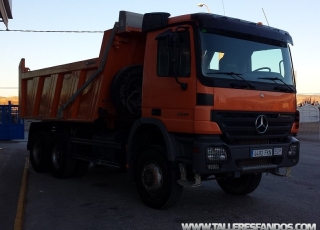 Camión dumper Mercedes 3336.AK, 6x6 del año 2007 (Chasis L183223), 141.000km, cambio telingent de 3 pedales, caja Meiller Kipper, en muy buen estado.