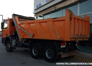 Camión dumper Mercedes 3336.AK, 6x6 del año 2007 (Chasis L183223), 141.000km, cambio telingent de 3 pedales, caja Meiller Kipper, en muy buen estado.