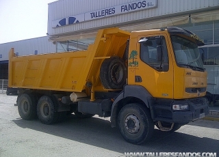 Dumper marca Renault, modelo 370.34, 6x4, con 152.000km, Caja Meiler, fabricación año 2004.