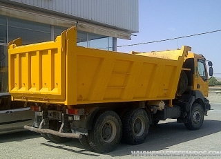 Dumper marca Renault, modelo 370.34, 6x4, con 152.000km, Caja Meiler, fabricación año 2004.