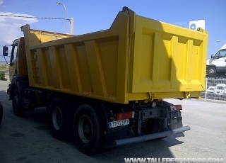 Dumper Renault Kerax 400.34, 6x4, Euro 2, no es DCI, es el mecánico