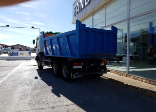 Dumper Renault 420.34 6x4 del año 2005 con caja Meiller Kipper.