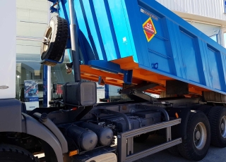 Dumper Renault 420.34 6x4 del año 2005 con caja Meiller Kipper.