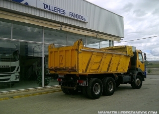 Dumper Reanult Kerax 420.34, 6x6, del año 2003