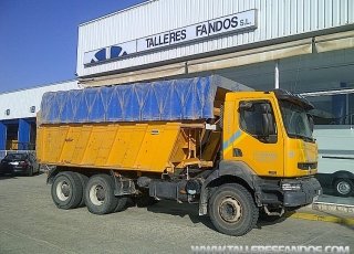 Dumper Renault 420.34, 6x4, año de fabricación 2002, 291.000km, manual, Euro 3.  Equipamiento: Aire acondicionado, Elevalunas eléctricos, ventana en el techo.