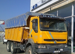 Dumper Renault 420.34, 6x4, año de fabricación 2002, 291.000km, manual, Euro 3.  Equipamiento: Aire acondicionado, Elevalunas eléctricos, ventana en el techo.