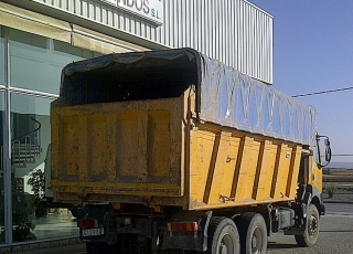 Dumper Renault 420.34, 6x4, año de fabricación 2002, 291.000km, manual, Euro 3.  Equipamiento: Aire acondicionado, Elevalunas eléctricos, ventana en el techo.