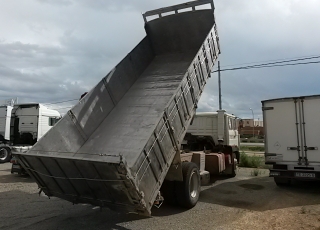 Camión Renault DG-260.20, del año 1990, con caja basculante.