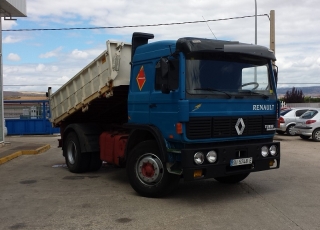 Camion volquete Renault Pony, DG.320.T, 4x2, del año 1990, con cama.