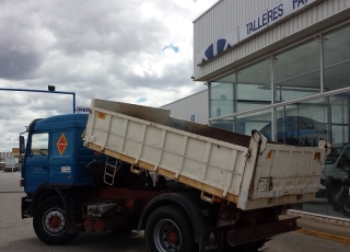 Camion volquete Renault Pony, DG.320.T, 4x2, del año 1990, con cama.