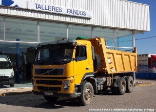 Dumper Volvo FM 12.380, año 2003, 6x4, 257.436km, con caja Meiller