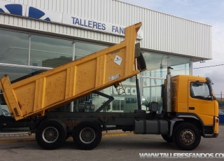 Dumper Volvo FM 12.380, año 2003, 6x4, 257.436km, con caja Meiller