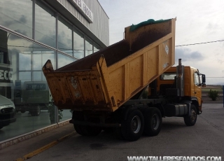 Dumper Volvo FM 12.380, año 2003, 6x4, 257.436km, con caja Meiller