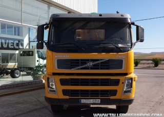 Dumper Volvo FM 12.380, año 2003, 6x4, 257.436km, con caja Meiller