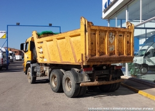 Dumper Volvo FM 12.380, año 2003, 6x4, 257.436km, con caja Meiller