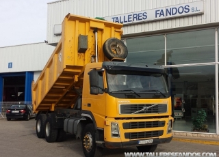 Dumper Volvo FM 12.380, año 2003, 6x4, 257.436km, con caja Meiller