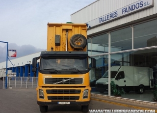 Dumper Volvo FM 12.380, año 2003, 6x4, 257.436km, con caja Meiller