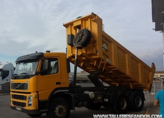 Dumper Volvo FM 12.380, año 2003, 6x4, 257.436km, con caja Meiller