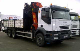 Caja fija con pluma IVECO AD260T33