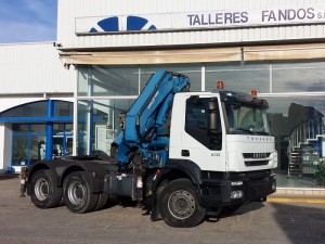 Tractora IVECO Trakker de obras cabina corta con grúa.